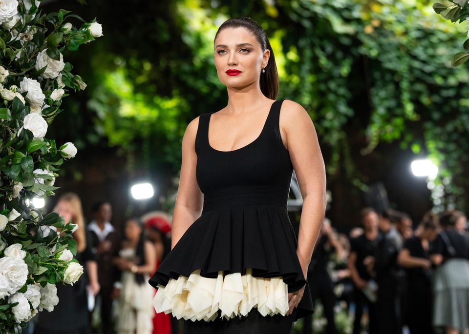 Schauspielerin Eve Hewson in einem schwarzen Kleid bei einer Filmpremiere