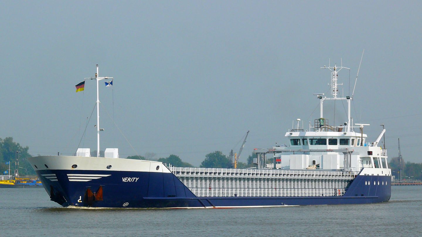 Das Küstenmotorschiff "Verity" vor Kiel Das Küstenmotorschiff "Verity" vor Kiel