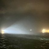 Ein Scheinwerfer erhellt die Untergangsstelle der "Verity" auf der Nordsee