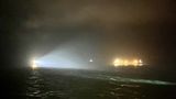 Ein Scheinwerfer erhellt die Untergangsstelle der "Verity" auf der Nordsee