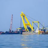 Die "Verity" musste daher unter Wasser in zwei Teile gesägt werden – eine schwierige Aufgabe, denn die Arbeiten an der Unglücksstelle sind wetter- und tideabhängig. "Die Zeit, in der wir arbeiten können, ist kurz", sagte Marc Antony Rooijakkers, Leiter der Bergung