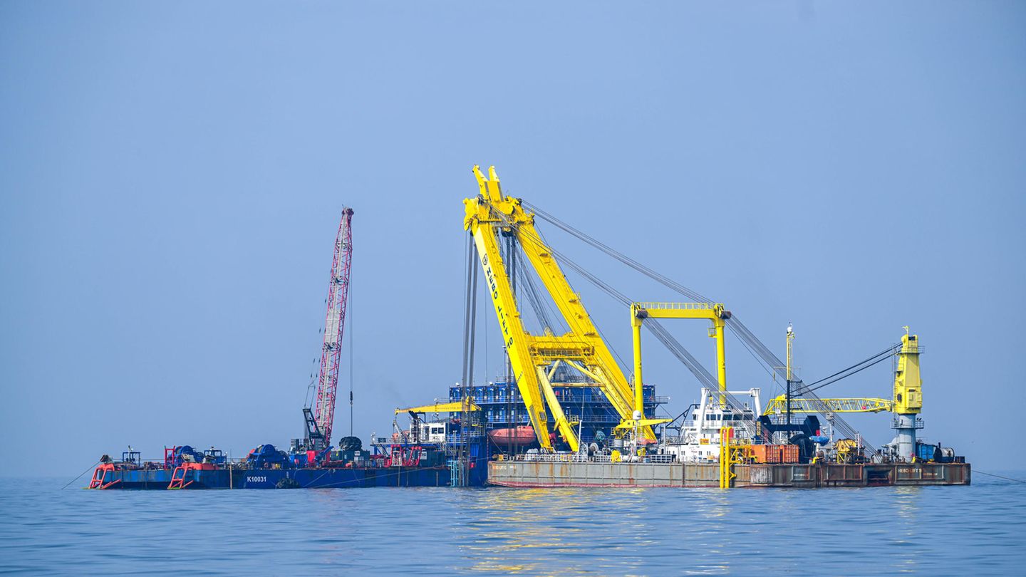 Die "Verity" musste daher unter Wasser in zwei Teile gesägt werden – eine schwierige Aufgabe, denn die Arbeiten an der Unglücksstelle sind wetter- und tideabhängig. "Die Zeit, in der wir arbeiten können, ist kurz", sagte Marc Antony Rooijakkers, Leiter der Bergung