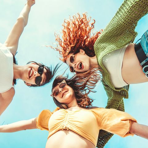 Drei Mädchen tragen Sommermode bei Hitze