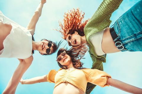 Drei Mädchen tragen Sommermode bei Hitze