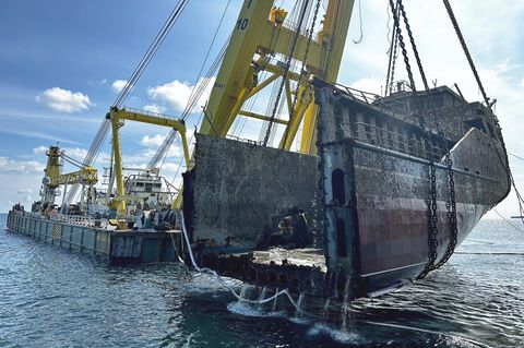 Am 30. August hebt der Schwimmkran schließlich das Heck der "Verity" aus den Tiefen der Nordsee. Aus dem Schiffsteil wird die Leiche eines vermissten Seemannes geborgen, wie die Generaldirektion Wasser und Schifffahrt (GDWS) in Bonn mitteilt