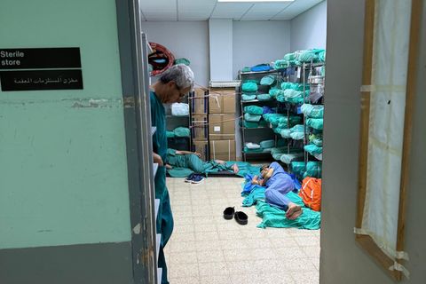 Mitarbeiter des Krankenhauses in Khan Younis in Gaza schlafen in Lagerräumen auf dem Boden
