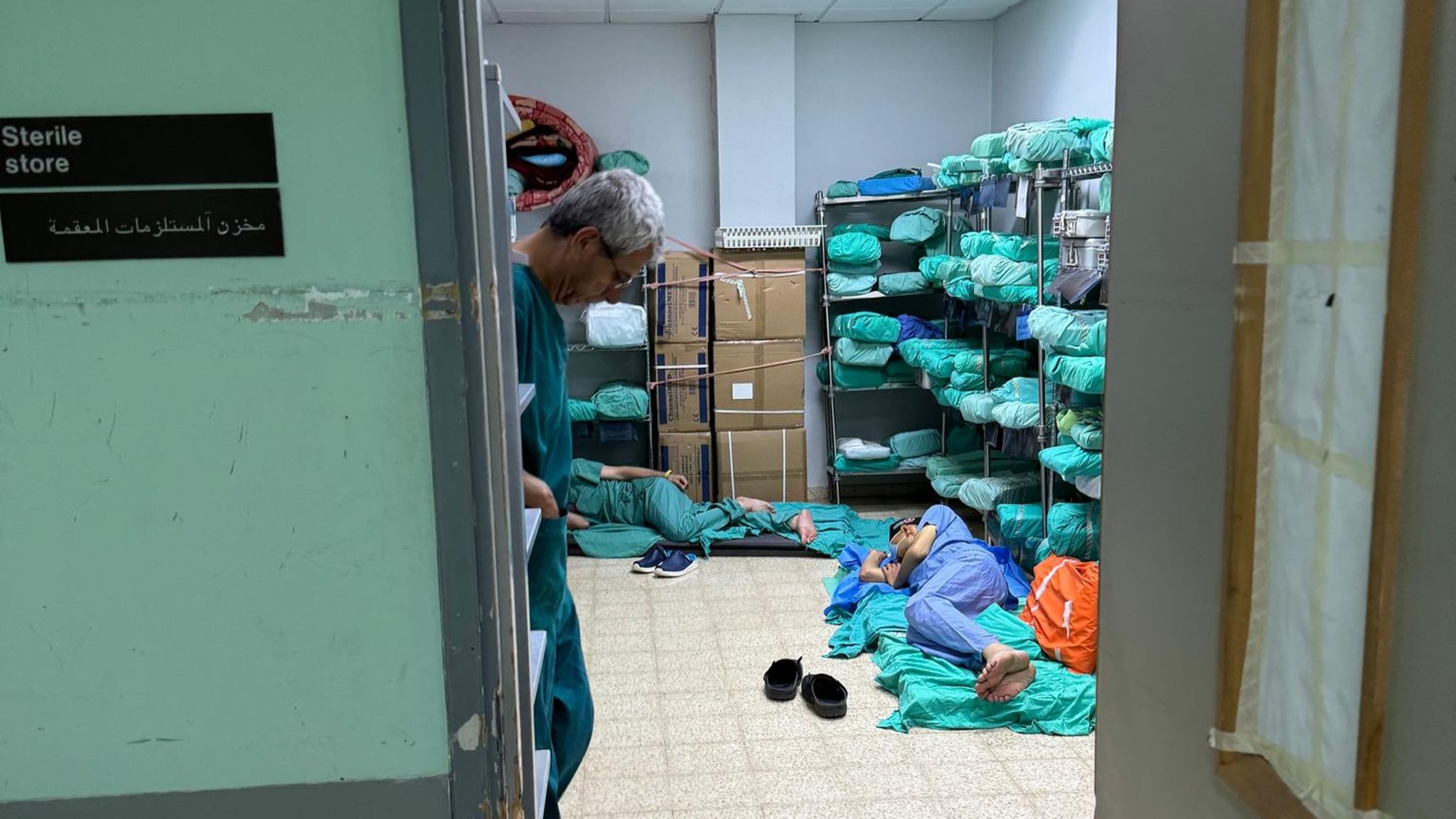 Mitarbeiter des Krankenhauses in Khan Younis in Gaza schlafen in Lagerräumen auf dem Boden