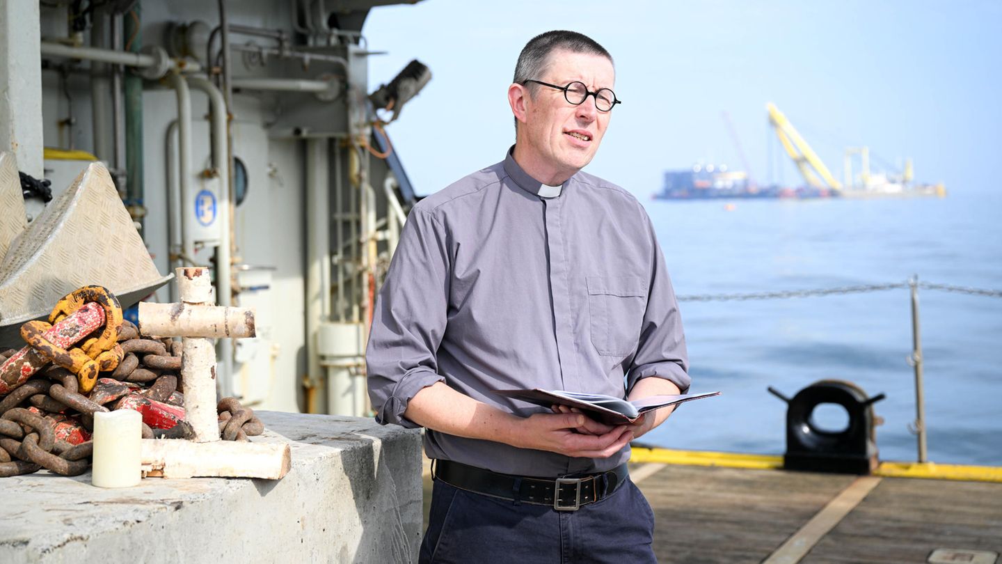 Martin Struwe, Diakon der Seemannsmission Cuxhaven, gedenkt am 3. September 2024 am Unglücksort den verstorbenen Seeleuten der gesunkenen "Verity"
