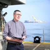 Martin Struwe, Diakon der Seemannsmission Cuxhaven, gedenkt am 3. September 2024 am Unglücksort den verstorbenen Seeleuten der gesunkenen "Verity"