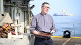 Martin Struwe, Diakon der Seemannsmission Cuxhaven, gedenkt am 3. September 2024 am Unglücksort den verstorbenen Seeleuten der gesunkenen "Verity"