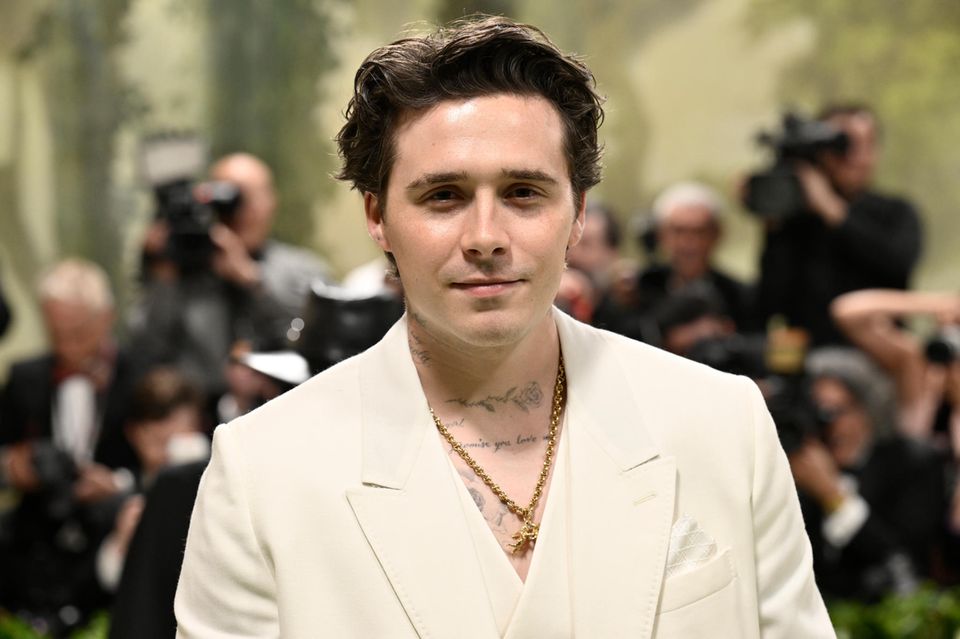 Brooklyn Beckham im weißen Anzug und mit Goldkette