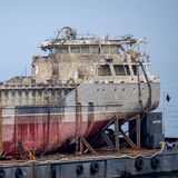 Das bereits geborgene Heck des Frachters "Verity" liegt auf einer Plattform, auf der das Schiffsteil abtransportiert werden soll