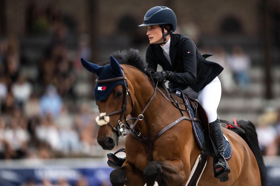 Jessica Springsteen reitet auf einem braunen Pferd