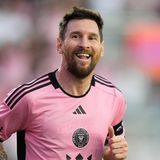 Beim argentinischen Weltmeister liegen die Zahlen nicht so offen. "Forbes" schätzt seine Einahmen auf rund 130 Millionen US-Dollar. Etwa 54 Millionen Dollar soll er als Gehalt von seinem Verein Inter Miami erhalten, für den er seit Sommer 2023 aufläuft. Der Rest ergibt sich aus Werbeverträgen unter anderem mit Pepsi, Adidas oder Budweiser. Zudem ist der 37-Jährige Tourismus-Botschafter für Saudi- Arabien, was ihm ein weiteres solides Salär einbringen sollte.