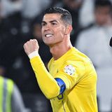 Ronaldo bleibt der Krösus, was er ebenfalls den Öl-Millionen zu verdanken hat. Seit Anfang 2023 spielt er in der saudischen Pro League für al-Nassr FC – und kassiert das höchste Gehalt, das je im Fußball gezahlt wurde. Angeblich 200 Millionen Dollar soll er per Anno einsacken. Hinzu kommen die die Einnahmen aus diversen Werbeverträgen, Sponsoring  und eigene Geschäfte. Insgesamt soll Ronaldo im Jahr 2024 auf Einnahmen von 260 Millionen Dollar kommen
