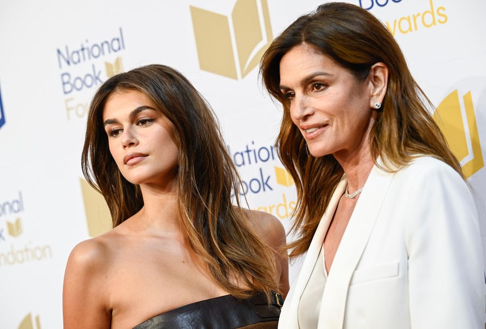 Kaia Gerber und ihre Mutter Cindy Crawford haben beide langes braunes Haar