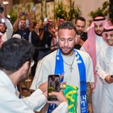 Auch der ehemals großartige Fußballer Neymar, der einst für den FC Barcelona und Paris Saint-Germain auflief, tummelt sich in der saudischen Protzliga beim Klub Al-Hilal SFC. Gespielt hat er bislang so gut wie gar nicht, weil er sich im Oktober 2023 einen Kreuzbandriss zuzog. Dennoch erzielt er im Jahr 2024 Einnahmen von 108 Millionen Dollar aus Gehalt und Werbeverträgen