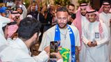 Auch der ehemals großartige Fußballer Neymar, der einst für den FC Barcelona und Paris Saint-Germain auflief, tummelt sich in der saudischen Protzliga beim Klub Al-Hilal SFC. Gespielt hat er bislang so gut wie gar nicht, weil er sich im Oktober 2023 einen Kreuzbandriss zuzog. Dennoch erzielt er im Jahr 2024 Einnahmen von 108 Millionen Dollar aus Gehalt und Werbeverträgen