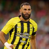 Die saudi-arabischen Öl-Millionen garantieren Fußballern seit geraumer Zeit in der landeseigenen Liga astronomische Gehälter. Das Land versucht den Fußball-Standort auf der arabischen Halbinsel zu pimpen, in dem es große Stars wie Cristiano Ronaldo oder Neymar ködert. Auch der langjährige Real-Madrid-Star wechselte im Sommer 2023 zu Al Ittihad in die Saudi Pro League. Sein Jahresgehalt liegt laut Forbes bei 100 Millionen Dollar, hinzu kommen weitere 6 Millionen Einnahmen   