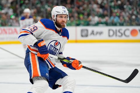 Leon Draisaitl wird sein Gehalt demnächst mächtig steigern. Rund 14 Millionen Dollar pro Jahr kassiert der gebürtige Kölner ab 2025 für acht Jahre bei seinem Klub Edmonton Oilers. Macht 112 Millionen Dollar insgesamt. Hinzu kommt ein Sponsoring-Vertrag mit Puma. Der Mann braucht sich finanziell keine Sorgen zu machen, dennoch gehört er gemessen an den Gesamteinnahmen nicht zu den Topverdienern des Weltsports. Da tummeln sich andere wie der Fußballer Cristiano Ronaldo oder der Basketballer LeBron James