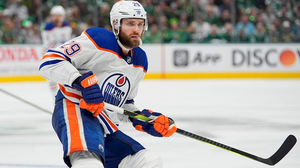 Leon Draisaitl wird sein Gehalt demnächst mächtig steigern. Rund 14 Millionen Dollar pro Jahr kassiert der gebürtige Kölner ab 2025 für acht Jahre bei seinem Klub Edmonton Oilers. Macht 112 Millionen Dollar insgesamt. Hinzu kommt ein Sponsoring-Vertrag mit Puma. Der Mann braucht sich finanziell keine Sorgen zu machen, dennoch gehört er gemessen an den Gesamteinnahmen nicht zu den Topverdienern des Weltsports. Da tummeln sich andere wie der Fußballer Cristiano Ronaldo oder der Basketballer LeBron James