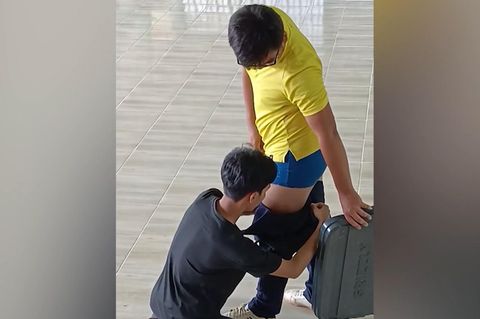 Thailand: Schlangenexperte will aufklären – dann kriecht eine Kobra in seine Hose