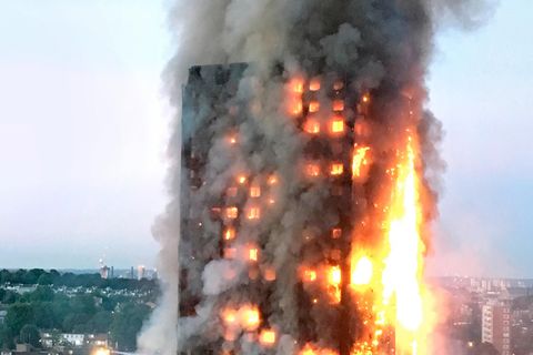 Der Grenfell Tower in London steht am 14. Juni 2017 in Flammen