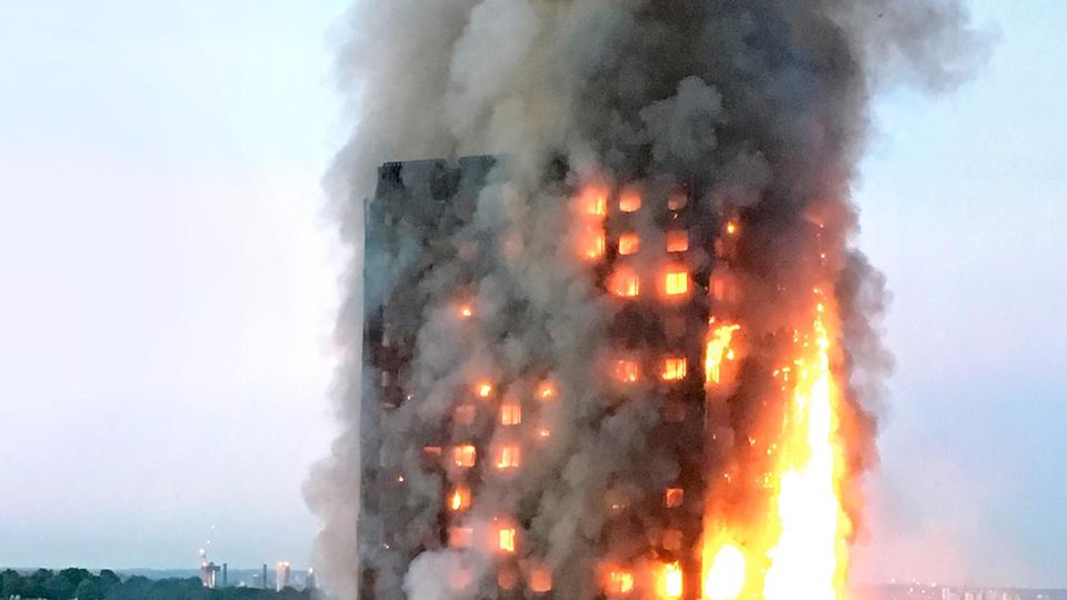 Der Grenfell Tower in London steht am 14. Juni 2017 in Flammen