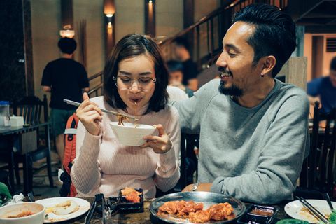 Ein junges Paar sitzt in Korea beim Date. Sind sie singles