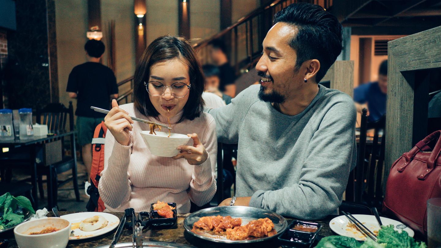 Ein junges Paar sitzt in Korea beim Date. Sind sie singles