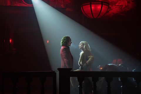 Singender Superschurke: Filmszene aus "Joker: Folie à Deux" mit Lady Gaga (r.) und Joaquin Phoenix im Rampenlicht