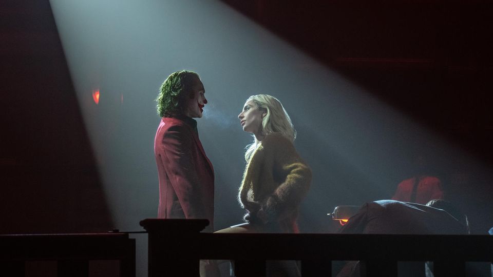 Singender Superschurke: Filmszene aus "Joker: Folie à Deux" mit Lady Gaga (r.) und Joaquin Phoenix im Rampenlicht