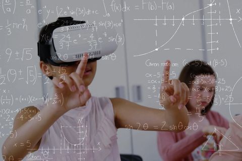 Bildung: Mädchen sieht durch eine Virtual-Reality-Brille Zahlen und Formeln