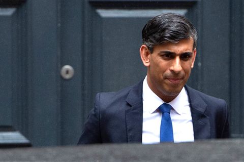 Der Ex-Premier von Großbritannien, Rishi Sunak, verlässt das Hauptquartier der Konservativen.