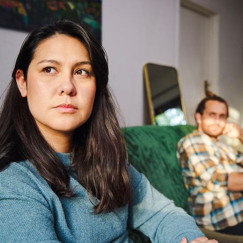 Paar schweigt nebeneinander nach einem Streit