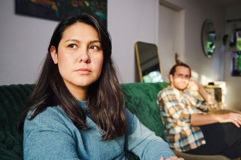 Paar schweigt nebeneinander nach einem Streit