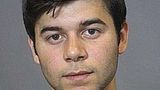 Farhad Ramazan Ahmad soll am 26. August 2018 gemeinsam mit einem mittlerweile verurteilten Mann als Haupttäter in Chemnitz Daniel H. auf einem Stadtfest erstochen haben. Der Fall sorgte damals für ein deutschlandweites Echo, Rechtsextremisten marschierten anschließend in Chemnitz auf. Der ehemalige Verfassungsschutzchef Hans-Georg Maaßen verlor damals seinen Job, nachdem er behauptet hatte, im Zuge der Ausschreitungen habe es keine Hetzjagden gegeben. Ahmad soll bereits im Vorfeld Menschen immer wieder Menschen mit einem Messer attackiert und stets eins dabeigehabt haben. Das BKA warnt noch heute im Fahndungsaufruf: Vorsicht, der Verdächtige könnte bewaffnet sein! Ahmad stammt aus dem Irak und ist untergetaucht. Er wurde am 1. August 1996 geboren. 