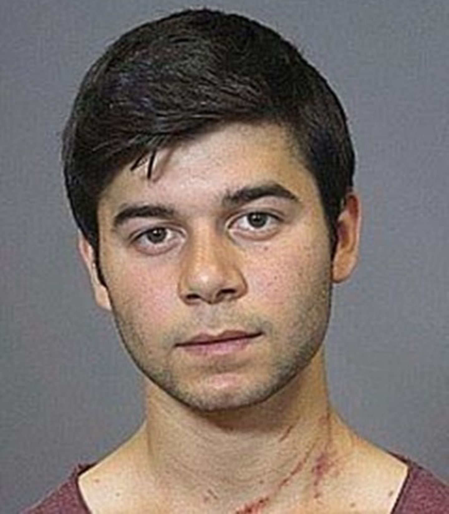 Farhad Ramazan Ahmad soll am 26. August 2018 gemeinsam mit einem mittlerweile verurteilten Mann als Haupttäter in Chemnitz Daniel H. auf einem Stadtfest erstochen haben. Der Fall sorgte damals für ein deutschlandweites Echo, Rechtsextremisten marschierten anschließend in Chemnitz auf. Der ehemalige Verfassungsschutzchef Hans-Georg Maaßen verlor damals seinen Job, nachdem er behauptet hatte, im Zuge der Ausschreitungen habe es keine Hetzjagden gegeben. Ahmad soll bereits im Vorfeld Menschen immer wieder Menschen mit einem Messer attackiert und stets eins dabeigehabt haben. Das BKA warnt noch heute im Fahndungsaufruf: Vorsicht, der Verdächtige könnte bewaffnet sein! Ahmad stammt aus dem Irak und ist untergetaucht. Er wurde am 1. August 1996 geboren. 
