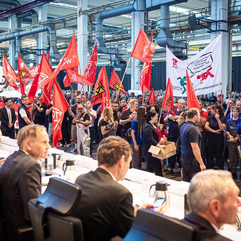 Mitarbeiter protestieren vor Beginn der Betriebsversammlung im VW-Werk Wolfsburg