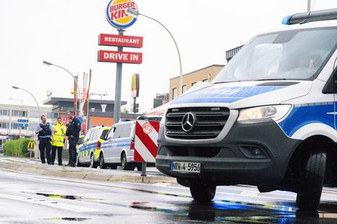 Einsatzkräfte sichern nach eine Messerattacke den Tatortin Bonn