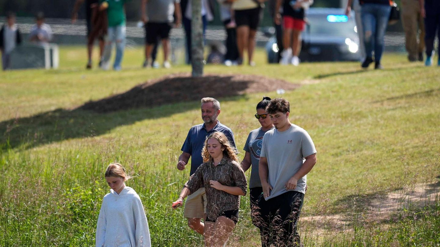 Die Ortschaft Winder in den USA: Schüler und Eltern verlassen den Campus der Apalachee High School