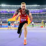 Starke Leistung: Weltrekordhalter Markus Rehm ist seiner Favoritenrolle im Weitsprung gerecht geworden und hat in Paris seine insgesamt fünfte paralympische Goldmedaille gewonnen. Der 36-Jährige verteidigte seinen Titel mit einer Weite von 8,13 Metern. Sein bislang weitester Sprung endete 2023 bei 8,72 Metern. Rehm verlor als 14-Jähriger bei einem Wakeboard-Unfall sein rechtes Bein unterhalb des Knies.