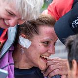 Nach dem Einzelzeitfahren brechen bei Maike Hausberger und ihrem kompletten Team alle Dämme: Die 29-Jährige gewinnt Paralympics-Gold für Team Deutschland! "Um mich herum haben alle geweint. Die Techniker, die Mechaniker, die Physios", sagt die Radsportlerin. Nach Bronze auf der Bahn gelang Hausberger nun auf der Straße ein wahrer Coup. "Ich habe keine Worte dafür, was ich hier leiste", erklärte sie.    Hausberger, die eine halbseitige Lähmung der linken Körperhälfte hat, düpierte ihre Konkurrenz in Clichy-sous-Bois vor den Toren von Paris. 21:45,30 Minuten benötigte sie für die 14,2 Kilometer, über 15 Sekunden vor Frances Brown aus Großbritannien. "Ich liebe diese Strecke", schwärmte die zweifache Medaillengewinnerin. "Ich wusste, dass ich richtig Power habe."