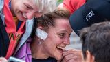 Nach dem Einzelzeitfahren brechen bei Maike Hausberger und ihrem kompletten Team alle Dämme: Die 29-Jährige gewinnt Paralympics-Gold für Team Deutschland! "Um mich herum haben alle geweint. Die Techniker, die Mechaniker, die Physios", sagt die Radsportlerin. Nach Bronze auf der Bahn gelang Hausberger nun auf der Straße ein wahrer Coup. "Ich habe keine Worte dafür, was ich hier leiste", erklärte sie.    Hausberger, die eine halbseitige Lähmung der linken Körperhälfte hat, düpierte ihre Konkurrenz in Clichy-sous-Bois vor den Toren von Paris. 21:45,30 Minuten benötigte sie für die 14,2 Kilometer, über 15 Sekunden vor Frances Brown aus Großbritannien. "Ich liebe diese Strecke", schwärmte die zweifache Medaillengewinnerin. "Ich wusste, dass ich richtig Power habe."