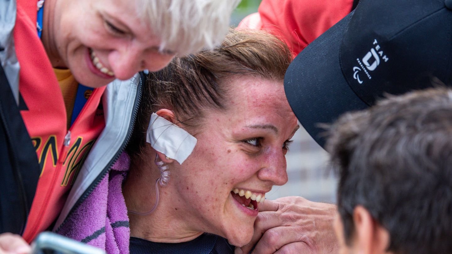 Nach dem Einzelzeitfahren brechen bei Maike Hausberger und ihrem kompletten Team alle Dämme: Die 29-Jährige gewinnt Paralympics-Gold für Team Deutschland! "Um mich herum haben alle geweint. Die Techniker, die Mechaniker, die Physios", sagt die Radsportlerin. Nach Bronze auf der Bahn gelang Hausberger nun auf der Straße ein wahrer Coup. "Ich habe keine Worte dafür, was ich hier leiste", erklärte sie.    Hausberger, die eine halbseitige Lähmung der linken Körperhälfte hat, düpierte ihre Konkurrenz in Clichy-sous-Bois vor den Toren von Paris. 21:45,30 Minuten benötigte sie für die 14,2 Kilometer, über 15 Sekunden vor Frances Brown aus Großbritannien. "Ich liebe diese Strecke", schwärmte die zweifache Medaillengewinnerin. "Ich wusste, dass ich richtig Power habe."