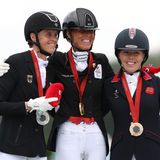 Auch die Dressurreiterinnen Regine Mispelkamp (links) und Anna-Lena Niehues werden Paris mit einer Medaille im Gepäck verlassen – mindestens einer. Sie könnten auch im Mannschafts-Wettbewerb noch zum Einsatz kommen. Zunächst gewann Niehues mit Quimbaya in der Einzel-Wertung der Startklasse IV die Bronzemedaille. "Der Ritt war fantastisch", sagt sie. "Ich bin überglücklich, es hat alles so geklappt, wie es klappen sollte."    Wenig später setzten Mispelkamp und Highlander Delight's in der Klassifizierung V mit Silber sogar noch einen drauf. Nur Michele George aus Belgien war auf Best of 8 noch ein paar Prozentpunkte stärker. "Es hat total Spaß gemacht. Aber man weiß ja nie, wie die Pferde reagieren in dieser Atmosphäre", sagte Mispelkamp. "Und er kann ja schon mal so ein kleines Knallbonbon sein. Aber er hat es einfach mega gemacht, er hat das auch genossen." Ihre Teamkollegin Isabell Nowak belegte mit Siracusa Old den vierten Rang. 