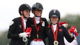 Auch die Dressurreiterinnen Regine Mispelkamp (links) und Anna-Lena Niehues werden Paris mit einer Medaille im Gepäck verlassen – mindestens einer. Sie könnten auch im Mannschafts-Wettbewerb noch zum Einsatz kommen. Zunächst gewann Niehues mit Quimbaya in der Einzel-Wertung der Startklasse IV die Bronzemedaille. "Der Ritt war fantastisch", sagt sie. "Ich bin überglücklich, es hat alles so geklappt, wie es klappen sollte."    Wenig später setzten Mispelkamp und Highlander Delight's in der Klassifizierung V mit Silber sogar noch einen drauf. Nur Michele George aus Belgien war auf Best of 8 noch ein paar Prozentpunkte stärker. "Es hat total Spaß gemacht. Aber man weiß ja nie, wie die Pferde reagieren in dieser Atmosphäre", sagte Mispelkamp. "Und er kann ja schon mal so ein kleines Knallbonbon sein. Aber er hat es einfach mega gemacht, er hat das auch genossen." Ihre Teamkollegin Isabell Nowak belegte mit Siracusa Old den vierten Rang. 