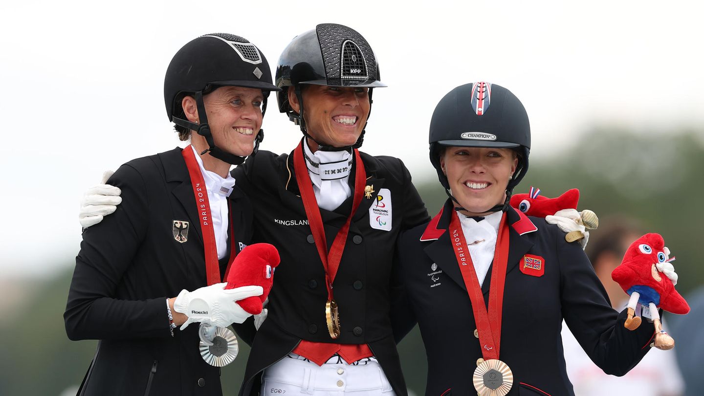Auch die Dressurreiterinnen Regine Mispelkamp (links) und Anna-Lena Niehues werden Paris mit einer Medaille im Gepäck verlassen – mindestens einer. Sie könnten auch im Mannschafts-Wettbewerb noch zum Einsatz kommen. Zunächst gewann Niehues mit Quimbaya in der Einzel-Wertung der Startklasse IV die Bronzemedaille. "Der Ritt war fantastisch", sagt sie. "Ich bin überglücklich, es hat alles so geklappt, wie es klappen sollte."    Wenig später setzten Mispelkamp und Highlander Delight's in der Klassifizierung V mit Silber sogar noch einen drauf. Nur Michele George aus Belgien war auf Best of 8 noch ein paar Prozentpunkte stärker. "Es hat total Spaß gemacht. Aber man weiß ja nie, wie die Pferde reagieren in dieser Atmosphäre", sagte Mispelkamp. "Und er kann ja schon mal so ein kleines Knallbonbon sein. Aber er hat es einfach mega gemacht, er hat das auch genossen." Ihre Teamkollegin Isabell Nowak belegte mit Siracusa Old den vierten Rang. 
