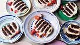 Chocolate Ripple Cake  Was jeder weiß, der schon einmal bei einem australischen Barbecue  war: Chocolate Ripple Cake ist ein allgegenwärtiges No-bake-­ Dessert.  In Australien wird es mit den Schokokeksen Arnott’s Choc Ripple  gemacht, die dann mit Sahne zusammengeklebt werden. Das Rezept  ist so simpel, dass es hinten auf der Packung steht! Kürzlich war  Helen mit ihrer Familie mal wieder in Melbourne, und die Kids waren  so begeistert von dem Dessert, dass sie bettelten, sie möge es für sie  machen, wenn alle wieder in London sind. Da es Helen nicht gelang,  die richtigen Kekse aufzutreiben (inzwischen gibt es sie online), backte  sie selbst welche. Das geht so schnell und einfach, dass Helen nicht  nur welche für den Ripple Cake macht, sondern immer einige extra.  Keine Geburtstagsparty (und keine Grillparty) ist ohne sie komplett.     Vorbereiten: Die Kekse können bis zu 7 Tage im Voraus vorbereitet und  gebacken werden. In einem luftdicht verschließbaren Behälter aufbewahren.  Der Ripple Cake muss bis zu 6 Stunden vor dem Servieren  fertiggestellt werden, damit er durchziehen kann, lässt sich aber auch  bis zu 2 Tage im Voraus herstellen (im Kühlschrank aufbewahren).  Ausprobieren: Die Erdbeeren machen sich hier gut, aber als Alternative  könnt ihr 1 Keks oder Borkenschokolade darüberkrümeln.     Zutaten:  3 EL Milch (oder 105 ml, wenn kein Grand Marnier verwendet wird)  60 ml Grand Marnier (nach Belieben)  1 Espresso, normal oder entkoffeiniert (30 ml)  650 g Sahne (oder Crème double)  325 g Crème fraîche  50 g Puderzucker  1½ TL Vanilleextrakt  1½ TL gemahlener Zimt  Kekse  225 g Mehl  50 g Kakaopulver  ¾ TL Backpulver  ½ TL Speisenatron  ¼ TL Salz  100 g weiche Butter  200 g Zucker  50 ml Öl  50 g heller Zuckerrübensirup (z. B. Golden Syrup), plus Sirup zum Anrichten (nach Belieben)  1 Ei  Marinierte Erdbeeren  600 g Erdbeeren, von den Kelchblättern befreit, dann geviertelt  1½ EL Zucker  1 TL fein abgeriebene Schale von 1 Bio-Orange  2 EL Grand Marnier (oder Orangensaft)  2 Zesten von 1 Bio-Orange, in feinste lange Fäden geschnitten     Zubereitung:  Für 8–10 Personen  Für die Kekse Mehl, Kakaopulver, Backpulver, Speisenatron und Salz in  eine Schüssel sieben.  Butter, Zucker, Öl und Sirup in die Schüssel einer mit dem Flachrüh-  rer bestückten Küchenmaschine füllen. Auf mittlerer Stufe 2 Minuten  schlagen, bis die Mischung hell und cremig ist. Die Schüsselwände  nach unten abschaben, das Ei dazu aufschlagen alles vermengen, bis  es untergearbeitet ist. Niedrige Stufe einstellen, die trockenen Zutaten  hinzufügen und rühren, bis der Teig bindet. Diesen einwickeln und für  mindestens 2 Stunden in den Kühlschrank legen.  Wenn gebacken werden kann, den Backofen auf 170 °C (Umluft)  vorheizen.  Vom Teig kleine Stücke (à ca. 30 g) abzupfen und zu Kugeln rollen.  Diese mit etwa 5 cm Abstand zueinander auf zwei mit Backpapier  ausgelegte Backbleche setzen. Es sollten etwa 23 Kugeln sein. Mit der  Hand flach drücken – sie sollen etwa Ø 5 cm haben  –, dann 15 Minuten im Ofen backen, bis sie fest und oben aufgerissen sind. Aus dem Ofen  nehmen und 5 Minuten abkühlen lassen, bevor sie zum vollständigen  Auskühlen auf ein Gitter gelegt werden.
