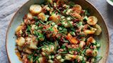 Verenas Kartoffelsalat  Verena ist in Deutschland aufgewachsen, und sie erinnert sich noch  daran, dass es in Sachen Kartoffelsalat zwei Fraktionen gibt: die Mayo-  Fans und die Fraktion Brühe-Öl. Dies ist eine Brühe-Öl-Version, wie  sie in Süddeutschland, besonders in Schwaben und Bayern, beliebt ist.  Sie ist weniger schwer und klumpig als die Mayo-Variante und verdankt  ihre Cremigkeit der Stärke aus den Kartoffeln. Sie tritt während  der 2 Stunden aus, die sie in der warmen Brühe verbringen. Wir haben  uns über die Tradition hinweggesetzt und etwas Pancetta hinzugefügt  (warum auch nicht?); für extra Frische auch noch fein gewürfelte Gurke.     Zutaten:  500 g festkochende Kartoffeln  75 ml Olivenöl  1 kleine Zwiebel, fein gehackt (125 g)  1 Knoblauchzehe, geschält und zerdrückt  175 ml Hühnerbrühe  2 TL Dijonsenf  2 EL Apfelessig  ½ TL schwarze Pfefferkörner, im Mörser grob zerstoßen  15 g Schnittlauch, 10 g in Röllchen geschnitten, 5 g in 1,5 cm lange Stücke geschnitten  1 Pck. geräucherte Pancetta, fein gewürfelt (75 g)  1 TL Paprikapulver  ¼ Gurke, längs halbiert und entkernt und in 5 mm große Würfel geschnitten (100 g)  Salz     Zubereitung:  Für 4 Personen  Die Kartoffeln in einem Topf, für den ein passender Deckel vorhanden  ist, knapp mit Wasser bedecken und großzügig salzen. Bei mittlerer bis  starker Hitze zum Kochen bringen, dann bei mittlerer bis schwacher  Hitze zugedeckt 20–25 Minuten garen, bis die Kartoffeln gerade eben  weich sind. Abgießen und, sobald sie so weit abgekühlt sind, dass man  sie anfassen kann, pellen und in 5 mm dicke Scheiben schneiden. In  einer Schüssel beiseitestellen.  In einer Pfanne mit hohem Rand 2 EL Öl bei mittlerer Temperatur er­hitzen.  Die Zwiebel darin unter regelmäßigem Rühren 12–15 Minuten  anschwitzen, bis sie karamellisiert ist. Knoblauch und Brühe darin  zum Köcheln bringen, dann vom Herd nehmen. Senf, Essig, 1¼ TL Salz,  Pfeffer und 2 weitere EL Öl hinzufügen. Alles verquirlen, dann auf die  Kartoffeln gießen. Vorsichtig, aber gründlich durchheben: Die Mischung  sieht sehr nass aus (und einige Kartoffelscheiben werden zerbrechen),  aber das ist normal. Für 2 Stunden bei Zimmertemperatur beiseitestellen, damit die Kartoffeln etwa die Hälfte der Brühe aufsaugen können,  dann die Schnittlauchröllchen unterrühren.  Inzwischen die Pfanne auswischen und bei mittlerer bis hoher Temperatur erhitzen. Die Pancetta darin bei mittlerer bis schwacher Hitze  10–12 Minuten braten, bis die Würfel knusprig sind; ab und zu um­rühren.  Mit einem Schaumlöffel auf einen mit Küchenpapier belegten  Teller heben – etwa 1 EL Fett in der Pfanne lassen – und beiseitestellen.  Sobald sie kalt ist, die Pancetta zu feinen Bröseln hacken.  Den restlichen EL Öl mit Paprikapulver zum Fett in der Pfanne mischen.  Ungefähr 30 Sekunden rühren, bis es duftet, dann vom Herd nehmen.  Wenn serviert werden kann, die Gurkenwürfel unter den Salat heben,  den Salat auf einer Servierplatte anrichten. Mit Pancettabröseln und  Schnittlauchstücken bestreuen, mit Paprikaöl beträufeln und servieren.